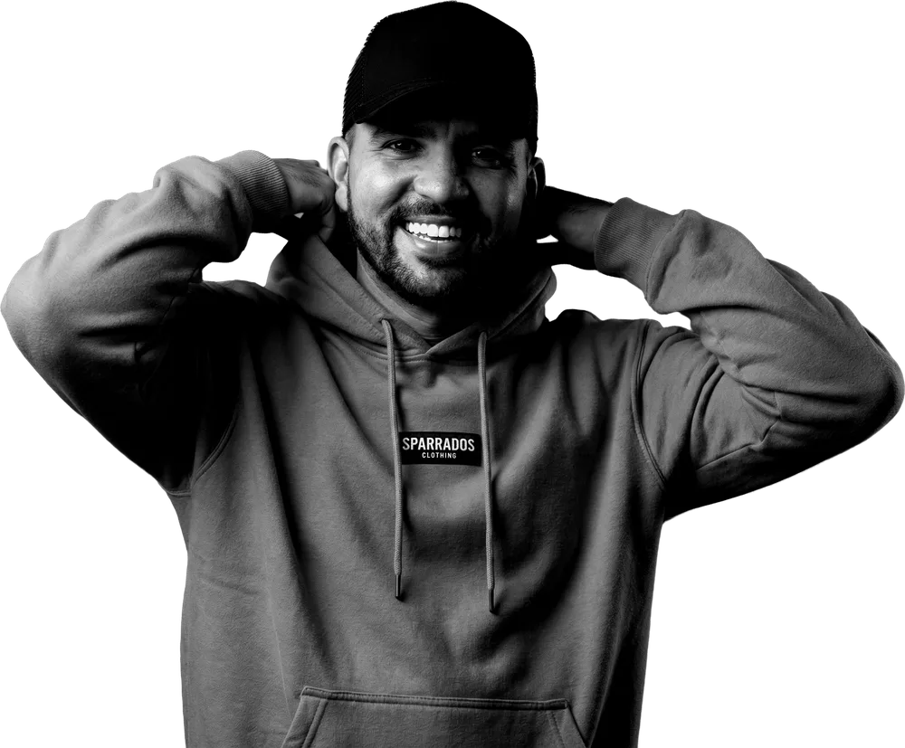 Italo, do Sparrados, sorrindo com moletom e boné